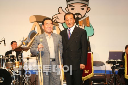 대상수상자 홍성환씨(왼쪽)과 김철 회장