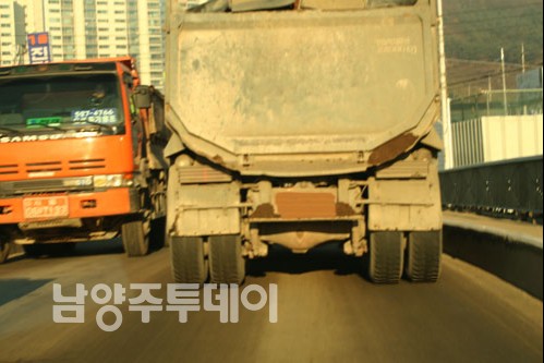 27일 진접지구에서 나온 한 덤프트럭이 차량 후미에 흙이 쌓여 있는 상태에서 도로를 질주하고 있다.