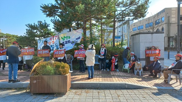 남양주시 수동면 지역 주민들이 지난 4월  골프장 건설 반대 시위를 진행하고 있다.