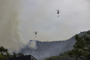예봉산에서 발생한 산불을 소방헬기가 진화하고 있다.