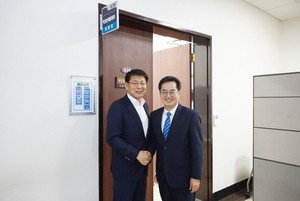 12월 12일 김동연 경기도지사가  국회 서삼석 예산결산특별위원장을  면담하고 있다.